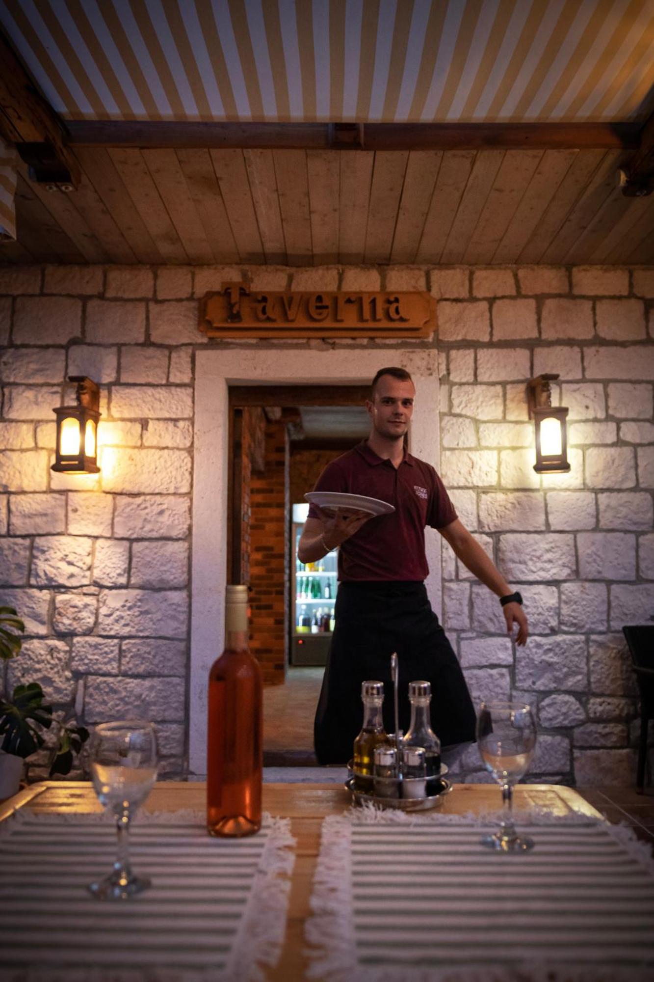 Taverna & Rooms Sutivan Buitenkant foto